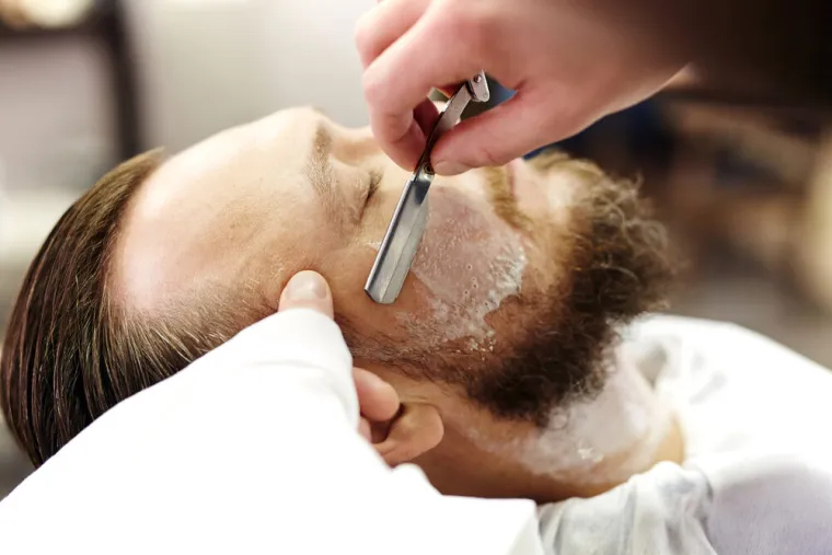 Barbier professionnel pour taille et entretien de la barbe dans un salon à Reims, Reims, The Artist
